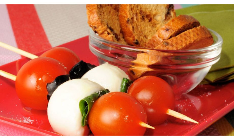 Brocheta de tomate y Mozzarella Brocheta de tomate y Mozzarella